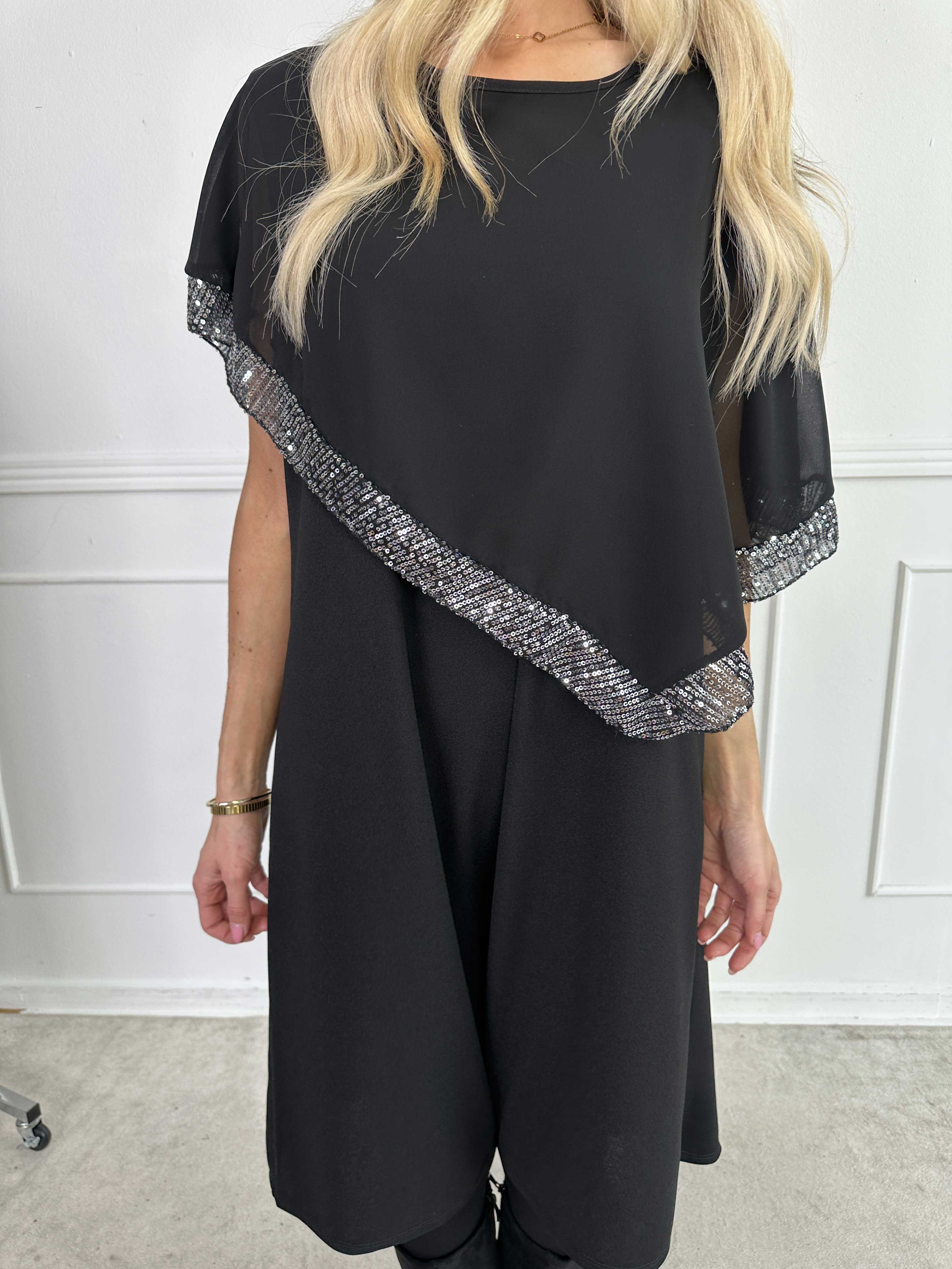 Dorta - Klassisk sort kjole med pailletdetaljer